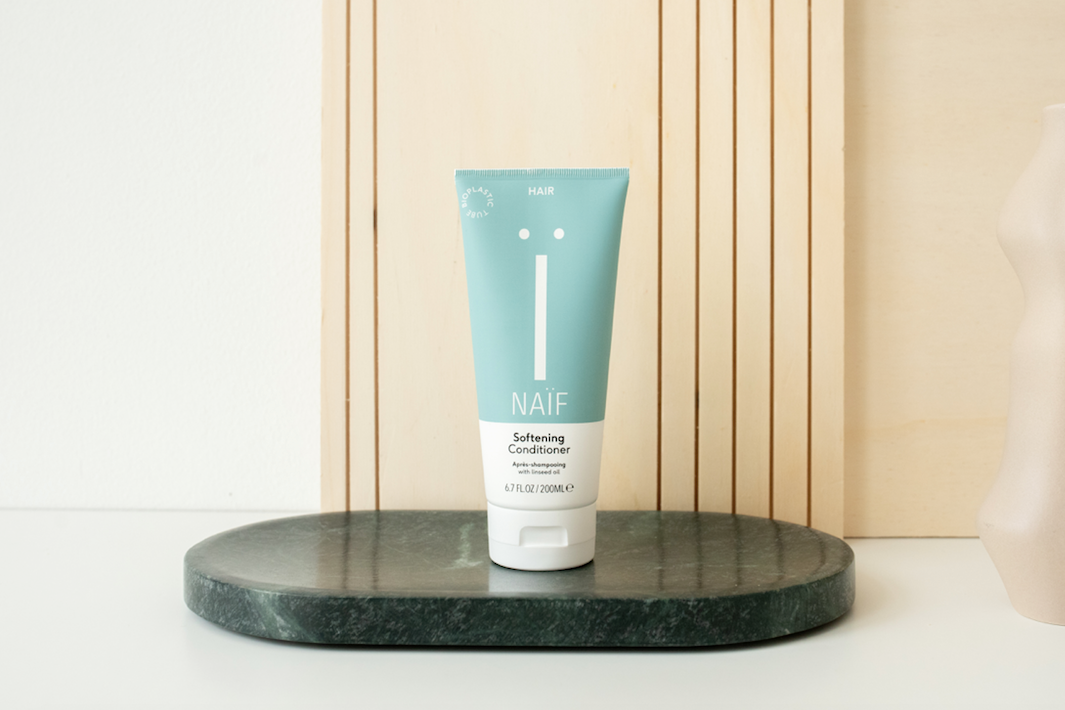 Kies voor Naïf verzachtende conditioner en ervaar de kracht van natuurlijke ingrediënten voor gezond, glanzend haar