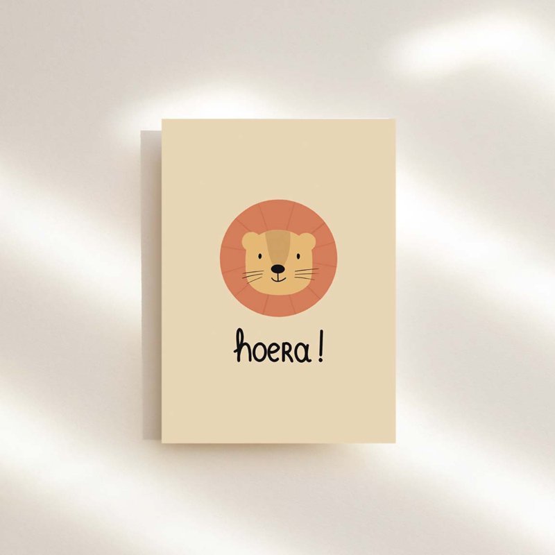 Verjaardagskaart voor een kindje met hoera en een leeuw op de kaart