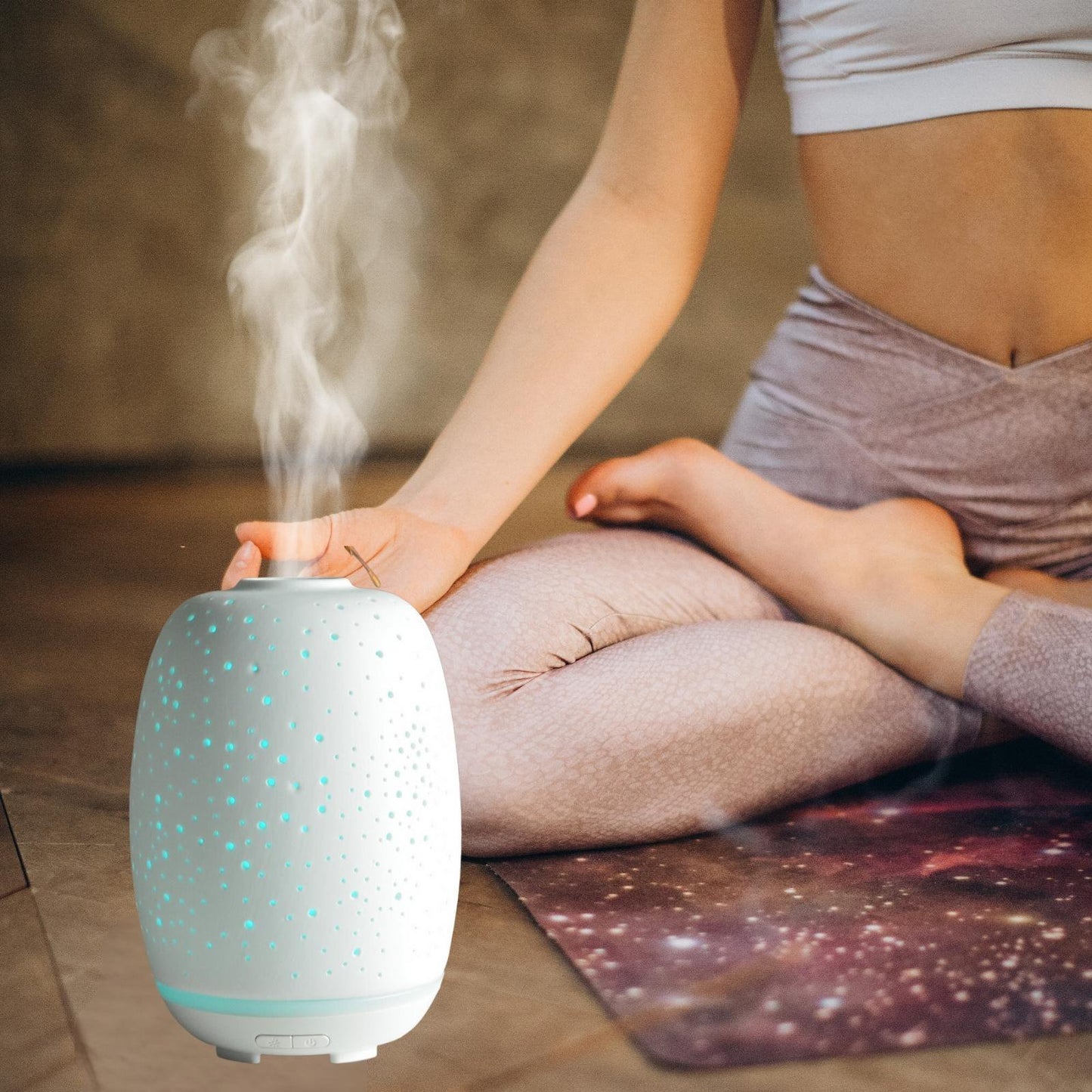 Ultrasone diffusor in keramiek met een mist en verlicht glaswserk