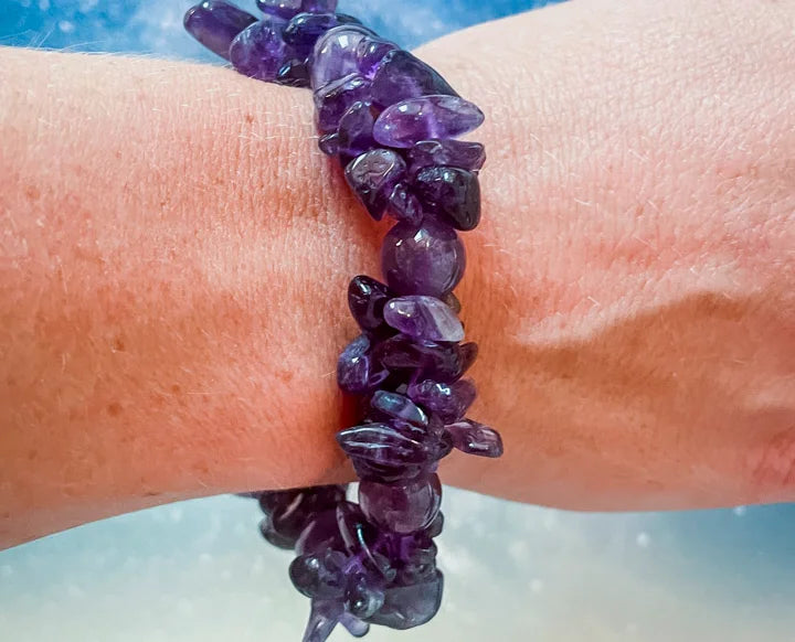 Een verfijnde combinatie van zuivere amethist en elegante parels, een modieuze toevoeging met spirituele kracht voor persoonlijke groei en emotioneel welbevinden.