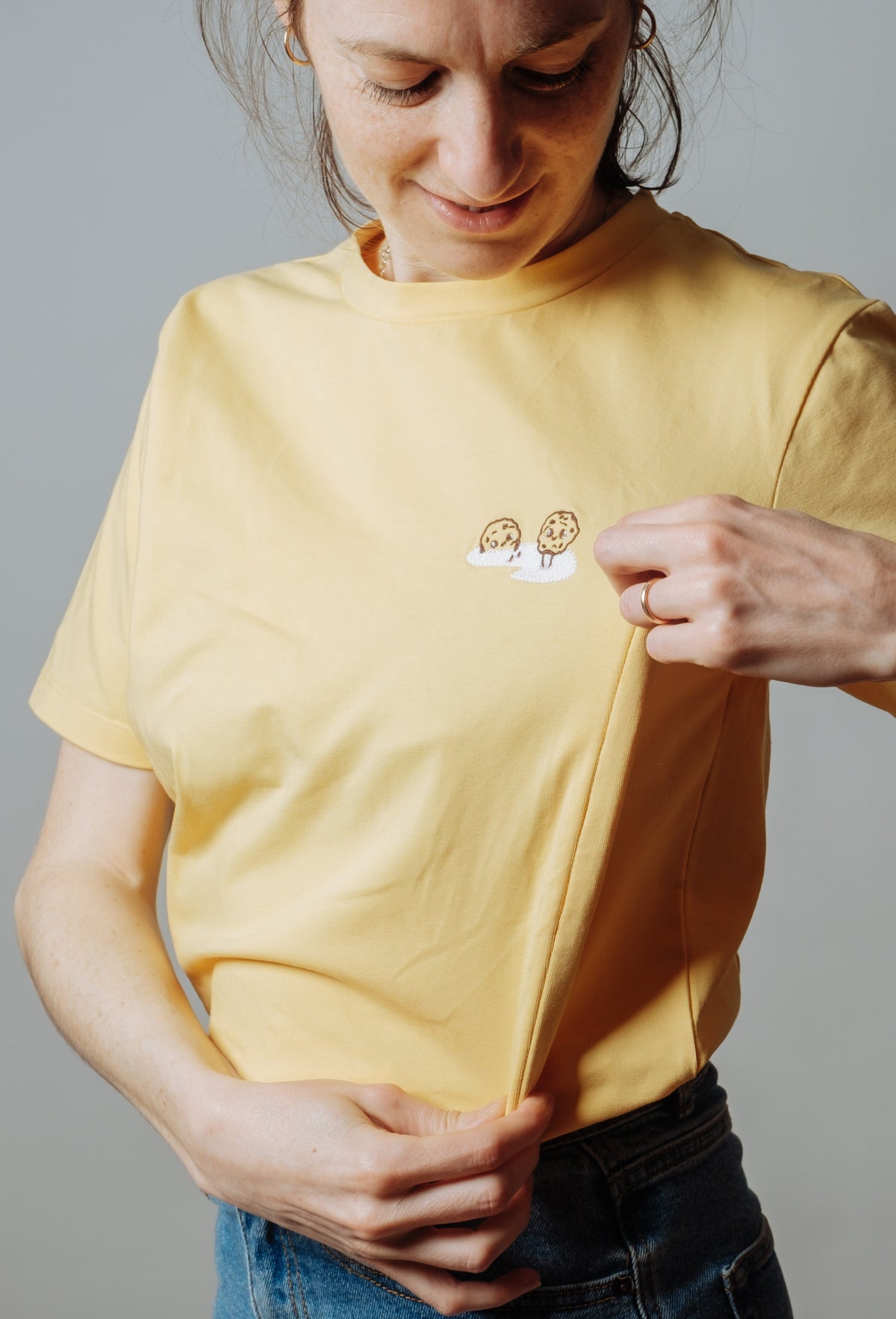 Camélia & Mimosa Cookie borstvoedings-T-shirt in honey: sfeerbeeld