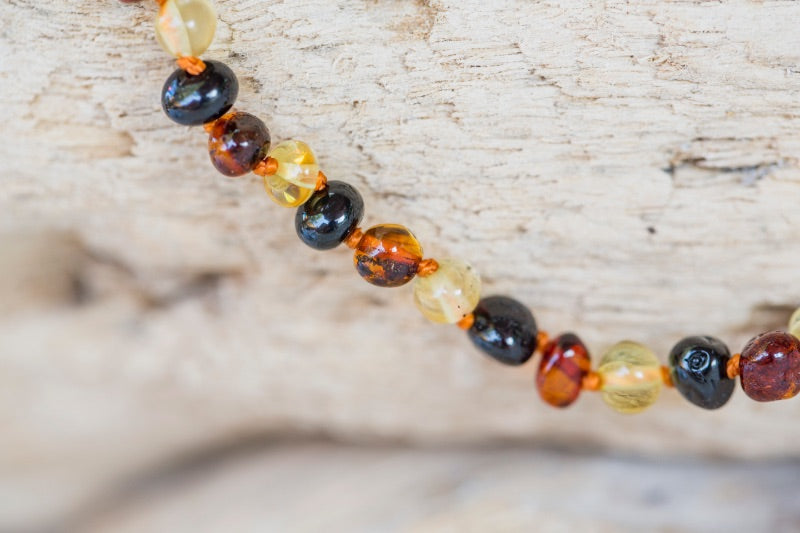 handgeknoopte tandjesarmband in verschillende kleuren van barnsteen amber