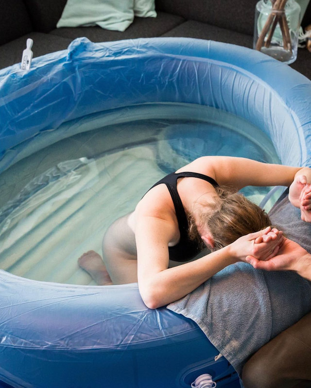 Een comfortabel bevalbad met een ingebouwd zitje