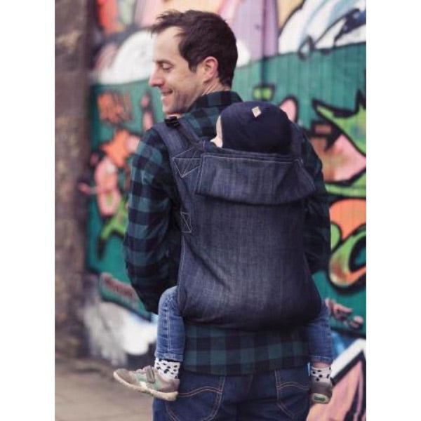 Een comfortabele draagzak in lichtblauw om aangename momenten met je kindje te ervaren