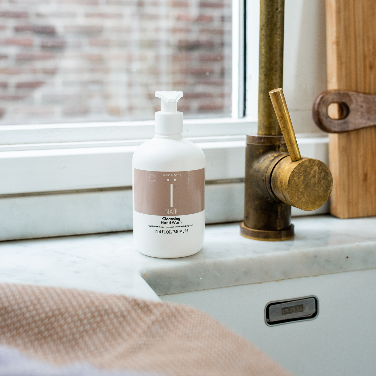 Kies voor de Naïf grown-ups reinigende handzeep en ervaar de zachtheid en verzorging die je handen verdienen, elke dag weer