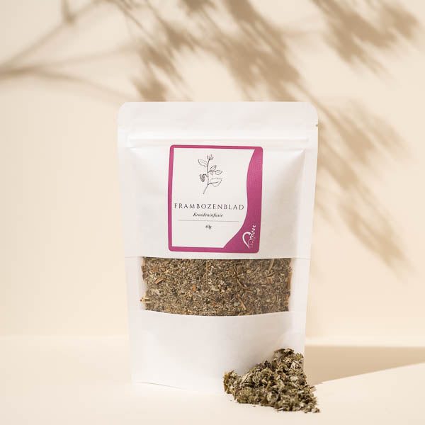 het welzijn en de gezondheid van moeders ondersteunen met frambozenbladthee