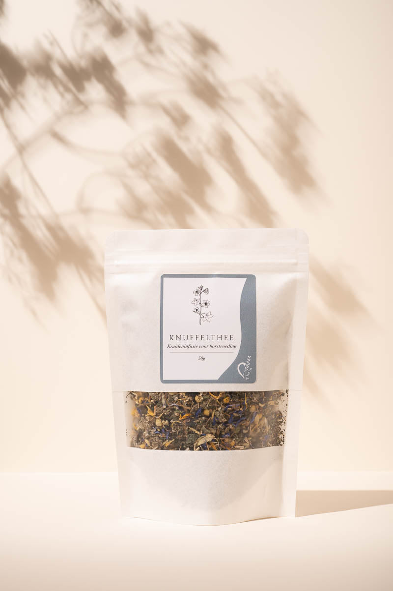 Knuffelthee bestaat uit een blend van kamille en brandnetel met een milde smaak