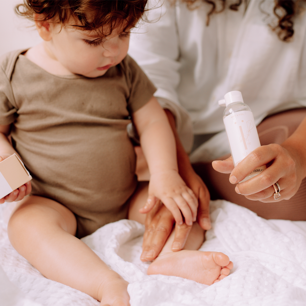 Deze olie is ideaal voor gebruik na het bad, tijdens babymassage of voor het verzachten van schilfertjes bij berg