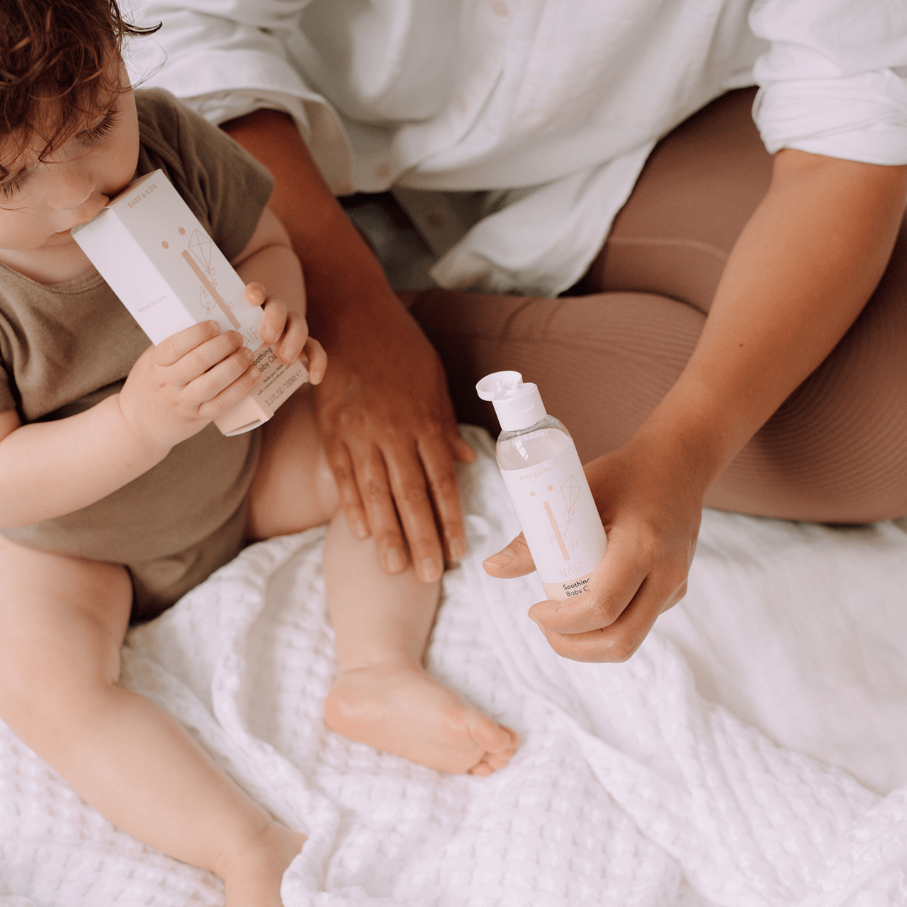 Deze babyolie van naif is ideaal voor de verzorging van de gevoelige babyhuid