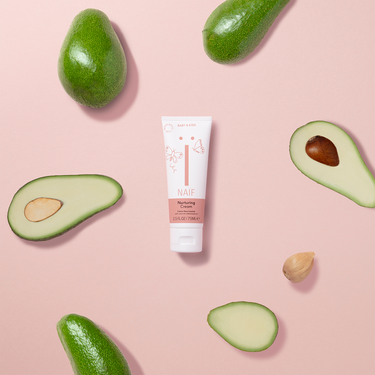 De naif vette crème zit boordevol natuurlijke oliën zoals amandel- en avocado-olie, die zorgen voor een soepele en goed gehydrateerde huid
