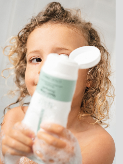 Prikt niet in de ogen en zelfs voor baby's zonder haar, helpt de shampoo om een droge hoofdhuid te voorkomen