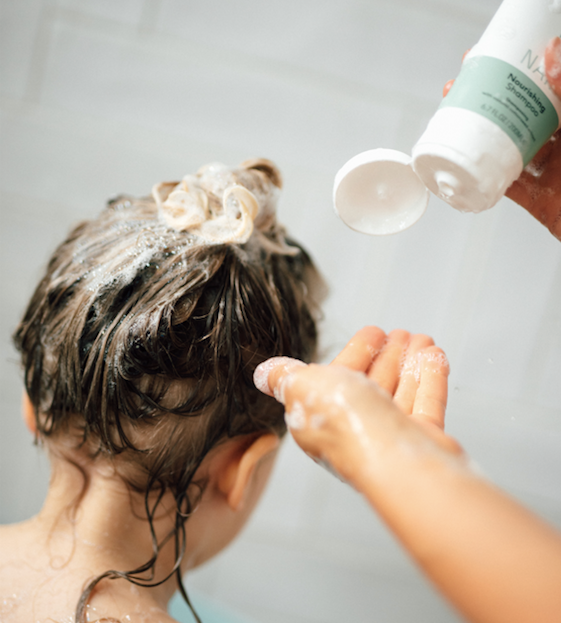 De naif voedende shampoo laat het haar zacht en goed doorkambaar achter