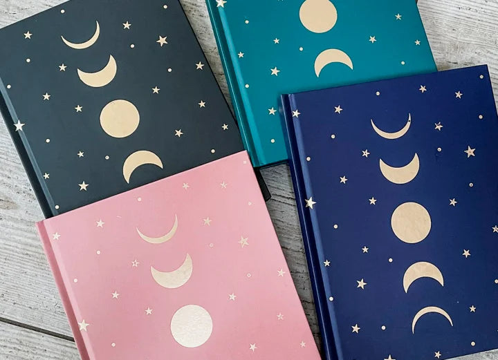 Maanfasen en sterren op de kaft van notitieboekje of schetsboek