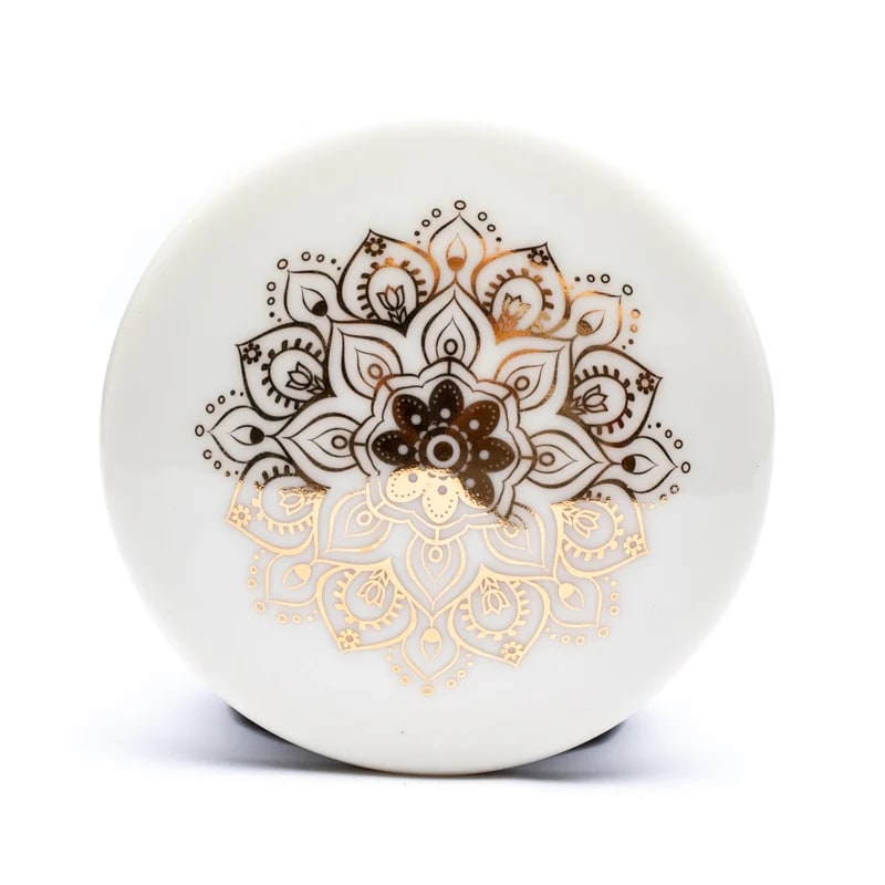 Deksel van theemok afgewerkt met een mandala tekening in goud
