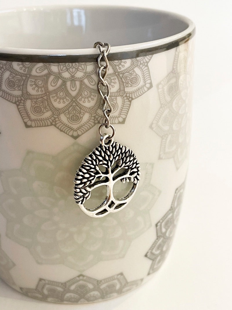 levensboom symbool tree of life aan het theezeefje in een theemok