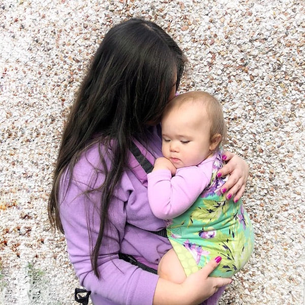 Gekleurde full buckle draagzak met gewatteerde schouderbanden, heupband en vulling in knieholtes