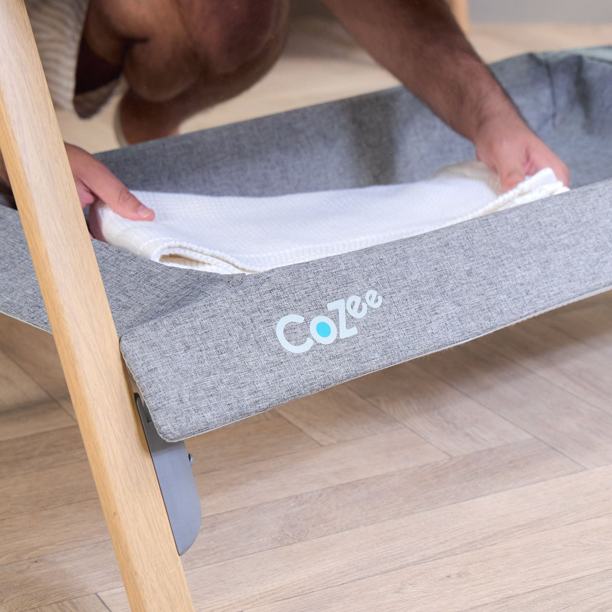 Tutti Bambini CoZee co-sleeper: opbergvak onderaan