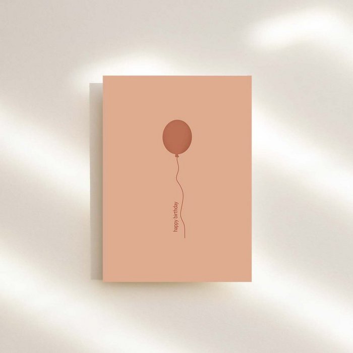 Zalmroze verjaardagskaart met happy birthday en ballon