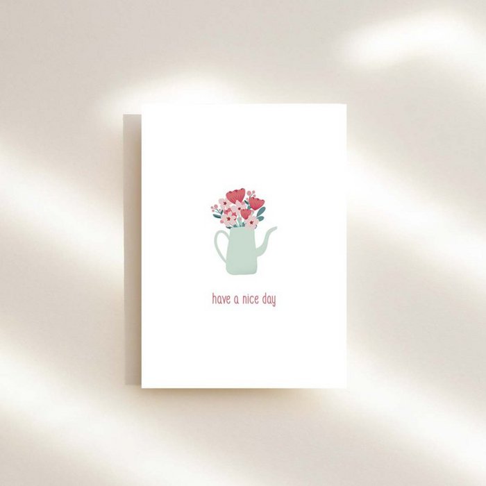 Wenskaart om iemand een mooie dag te wensen en positiviteit te verspreiden met rode bloemen in een vaas