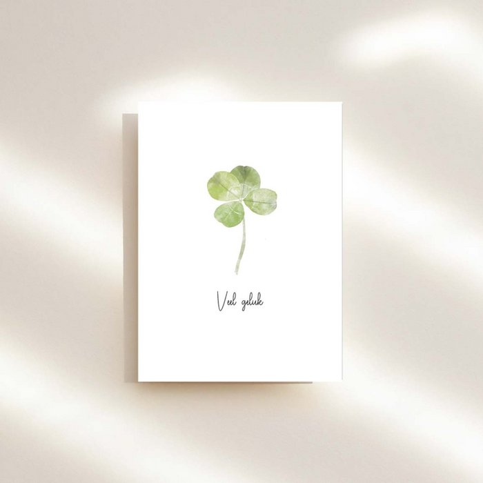Wenskaart met groen klavertje vier om iemand een hart onder de riem te steken, succes te wenen of positieve vibes te delen