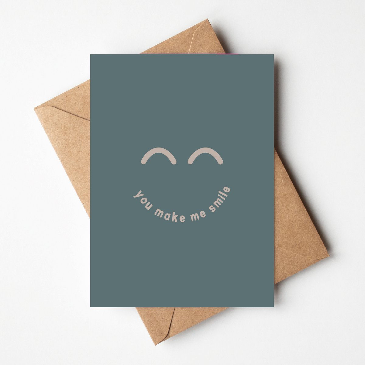 Wenskaart met smiley en you make me smile om iemand op te vrolijken of positieve vibes te delen met bijhorende enveloppe