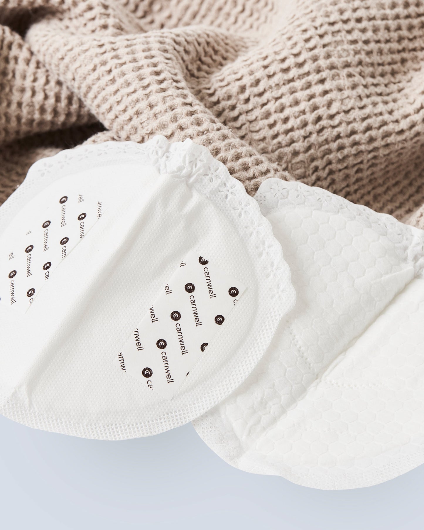 Carriwell Disposable Bamboo Breast Pads: detail van een pad