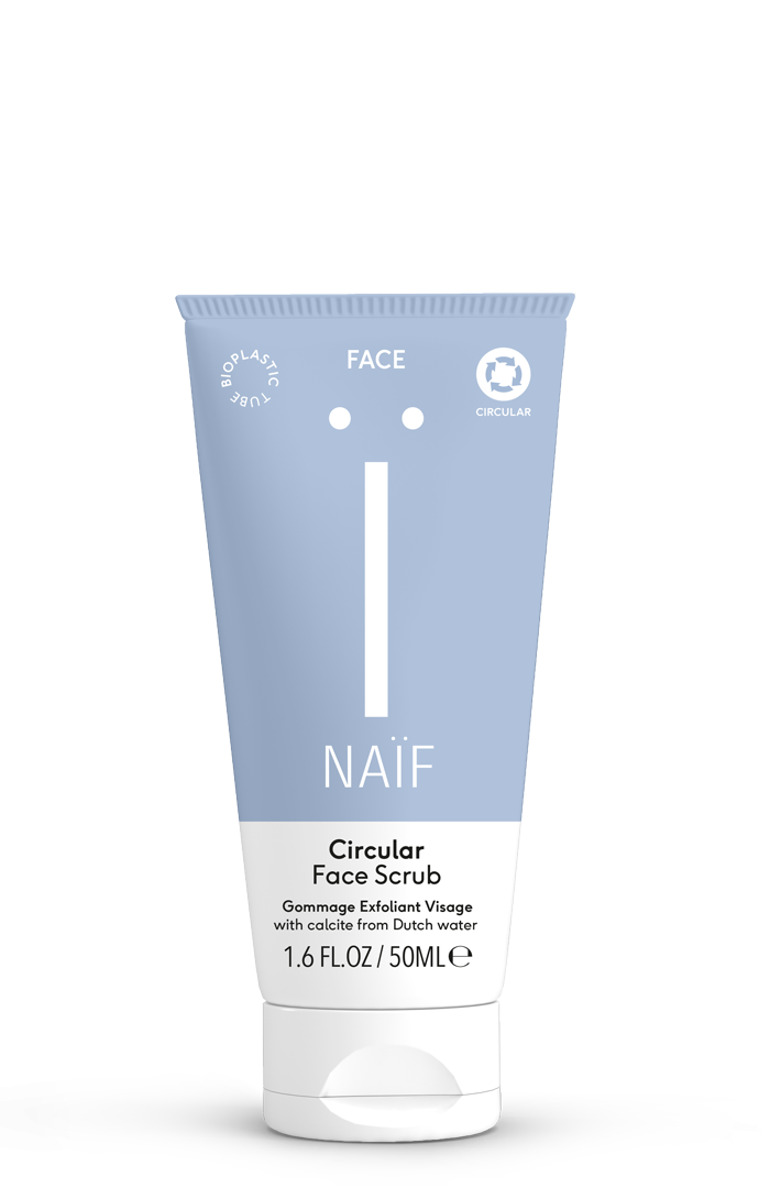 De naif circulaire face scrub is gemaakt van milieuvriendelijke scrubkorrels en natuurlijke oliën 