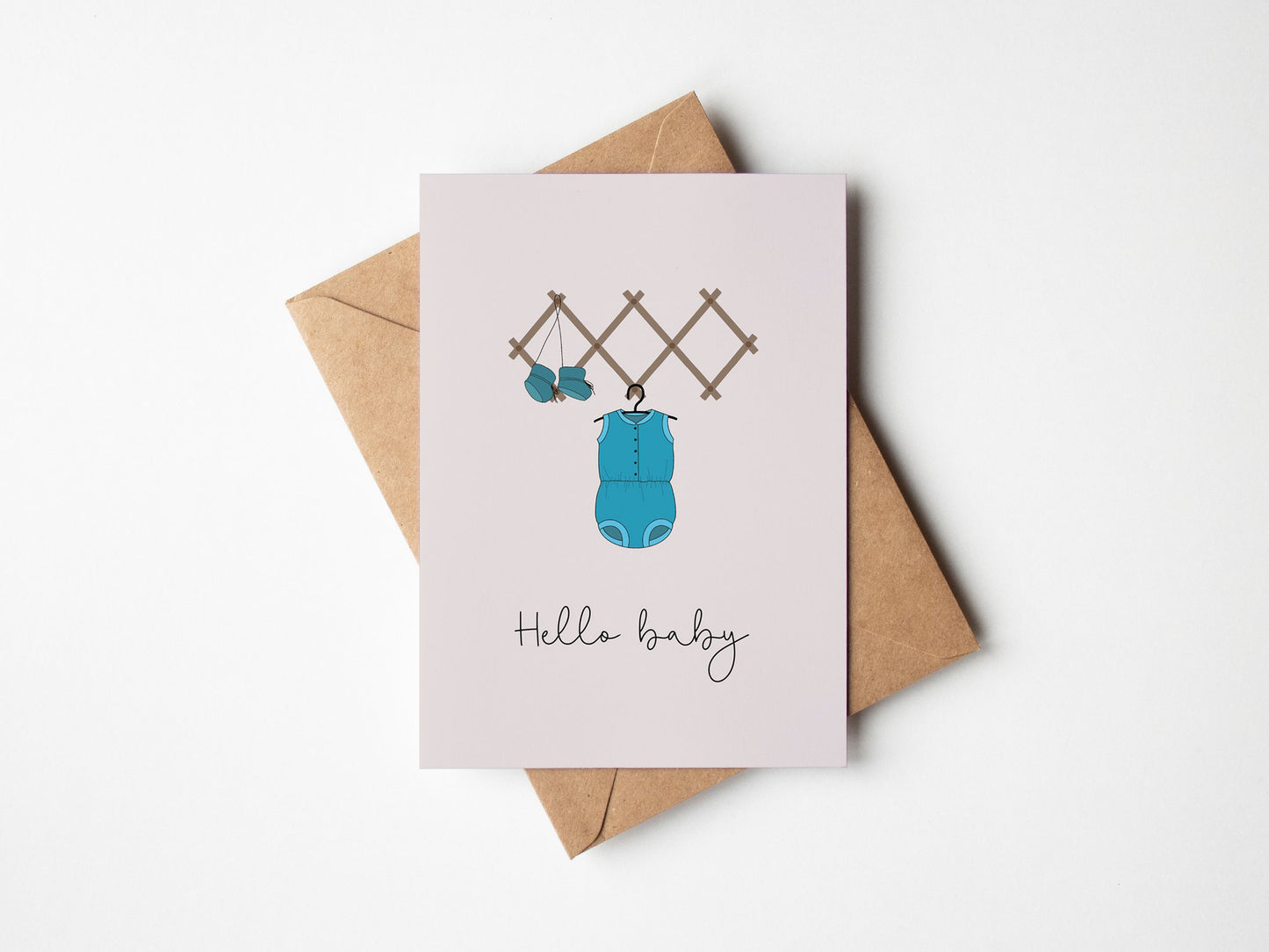 Wenskaart voor de geboorte van een meisje of jongen met hello baby en nieuwe kleertjes met bijhorende enveloppe