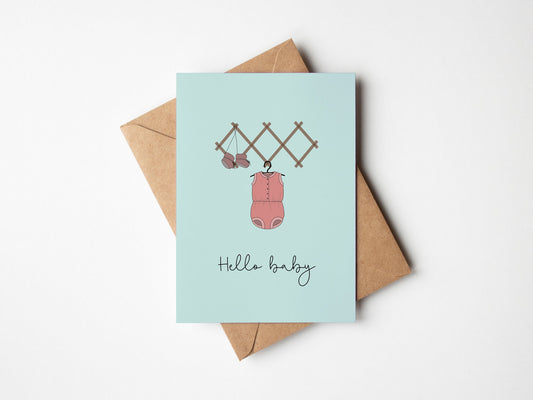 Wenskaart voor de geboorte van een meisje met hello baby en bijhorende enveloppe