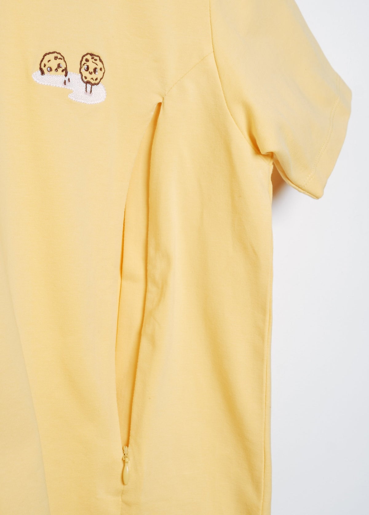 Camélia & Mimosa Cookie borstvoedings-T-shirt in honey: detail borduursel