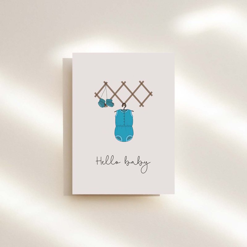 Wenskaart voor de geboorte van een baby met blauw kruippakje en hello baby