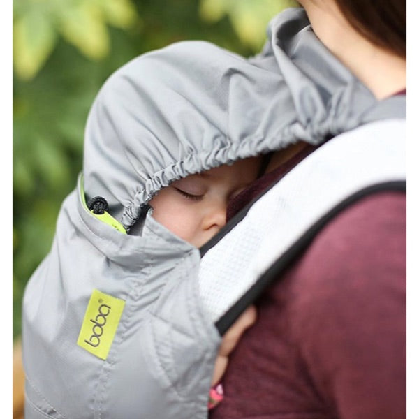 Deze draagzak biedt een hoofdbescherming voor het kindje tegen verschillende weersomstandigheden