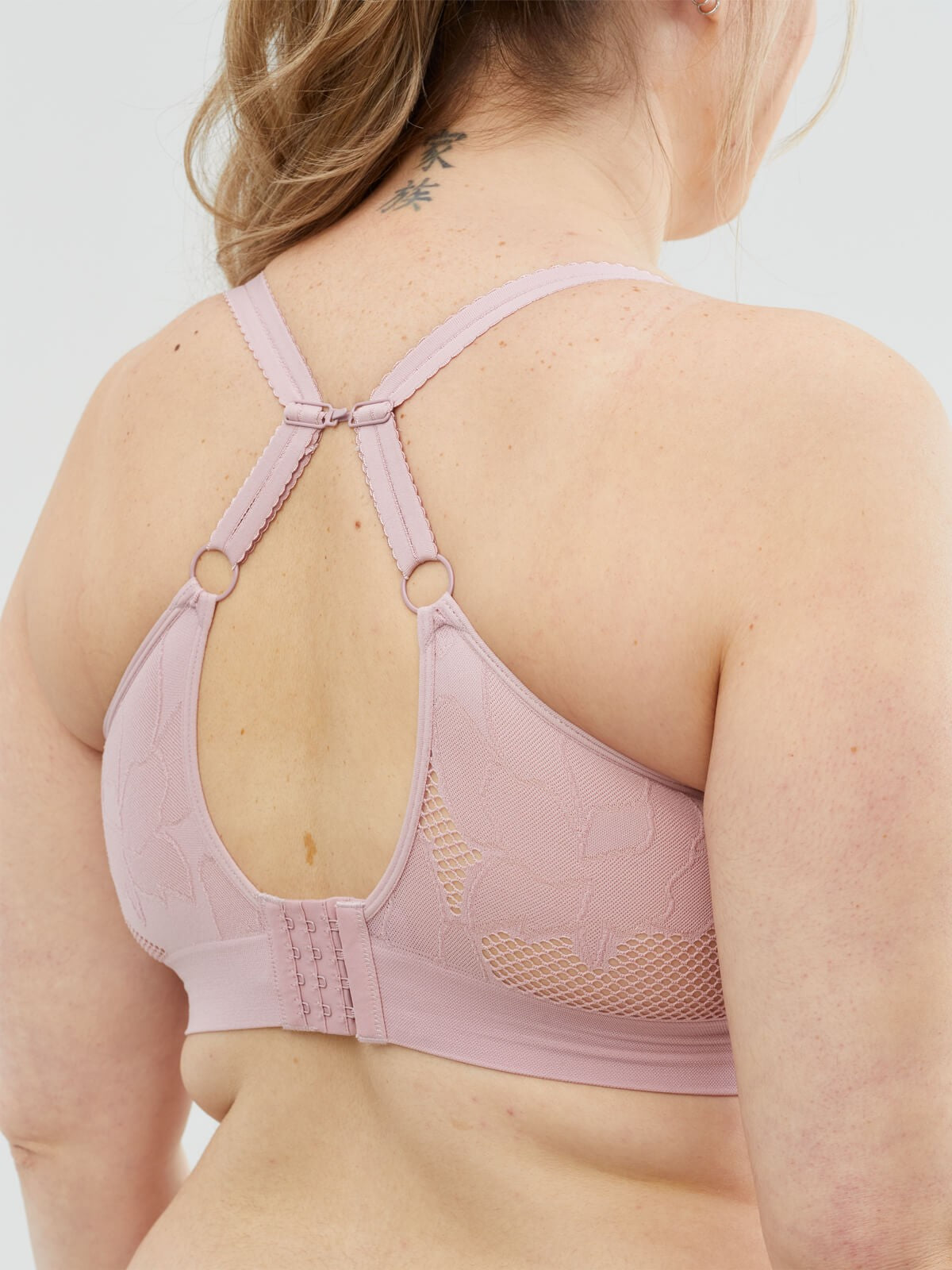 Cake Maternity Freckles borstvoedingsbeha mauve: detail van de rug met J-hook voor racerback