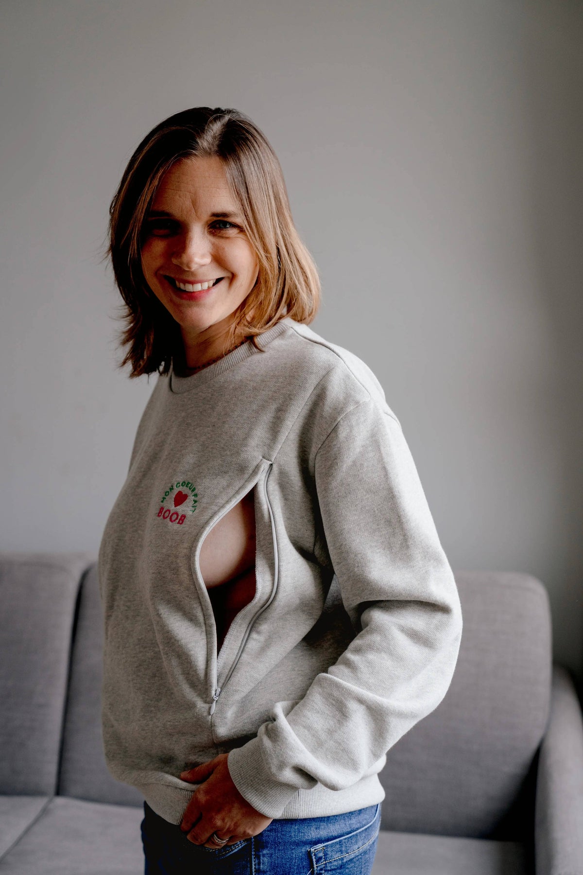 Limky grijze fleecetrui voor borstvoeding met borduursel My Heart Is Boob: vooraanzicht