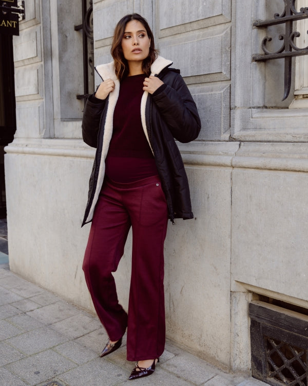 Love2Wait Abby zwangerschapsbroek burgundy: gedragen met jas