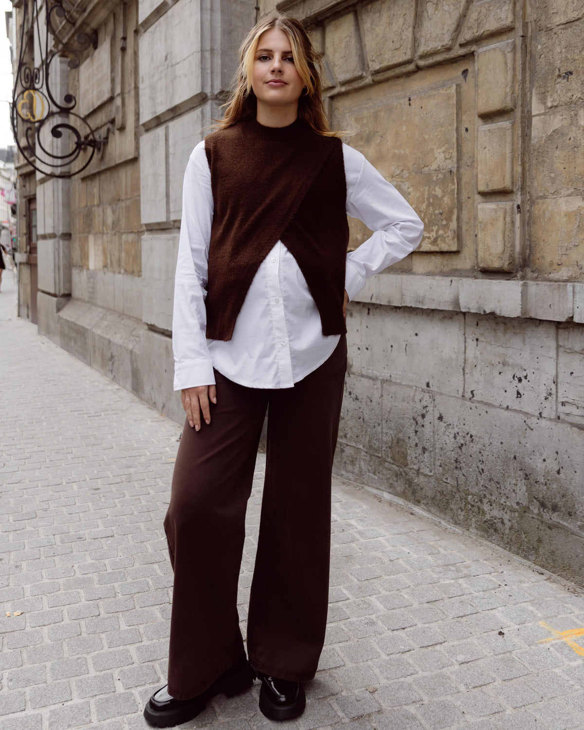 Love2Wait Jill wide leg zwangerschapsjeans bruin: gedragen met witte blouse en bruine Spencer trui