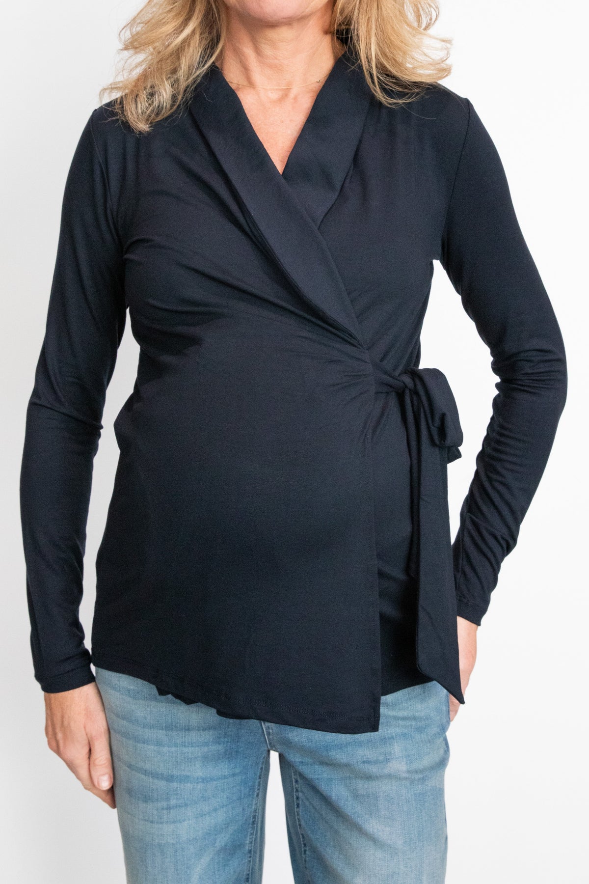 Love2Wait Blouse Long Sleeves EcoVero navy: overslagblouse met strik, vooraanzicht