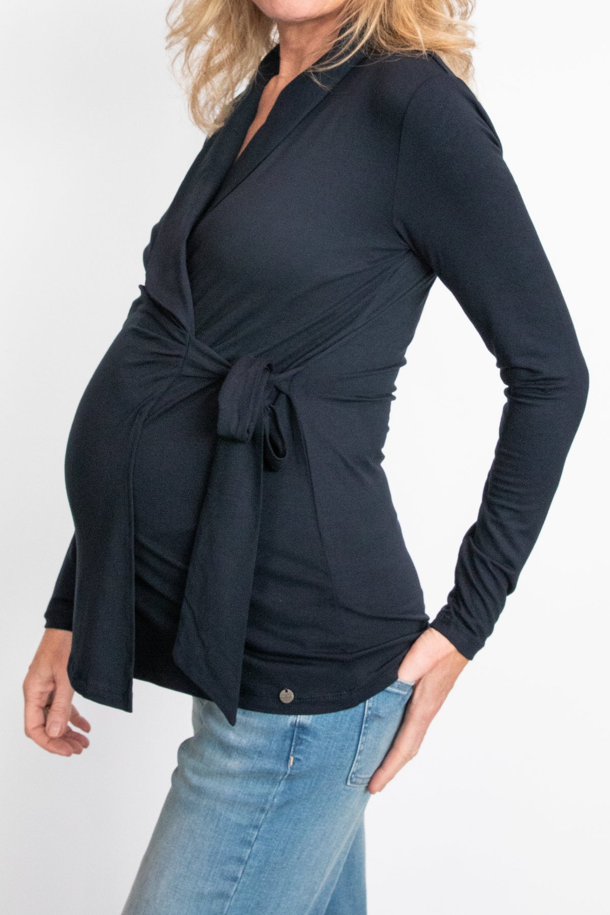 Love2Wait Blouse Long Sleeves EcoVero navy: detail van de reverskraag en overslag