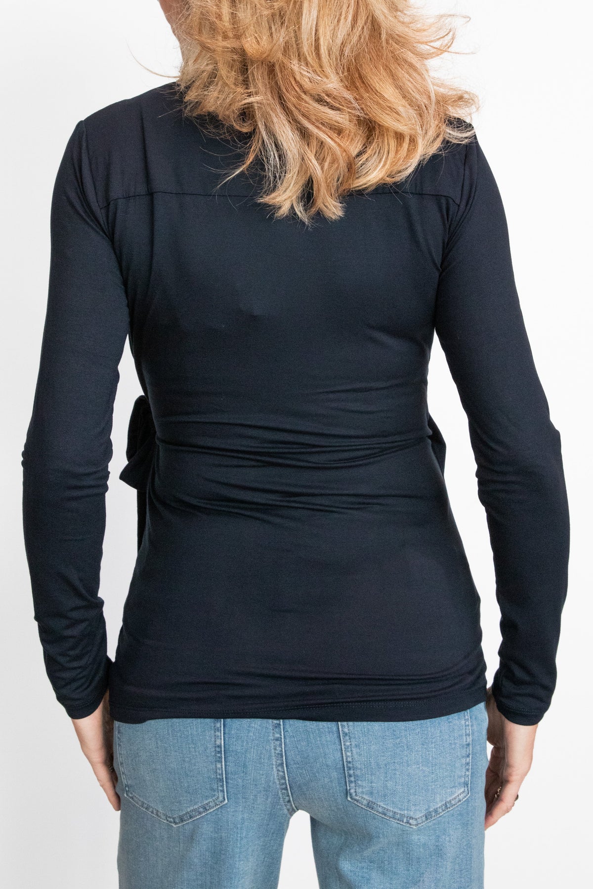 Love2Wait Blouse Long Sleeves EcoVero navy: gedragen over zwangere buik