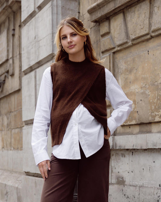 Love2Wait Spencer mouwloze zwangerschapstrui bruin: zwangere vrouw draagt de bruin gebreide spencer over een witte blouse