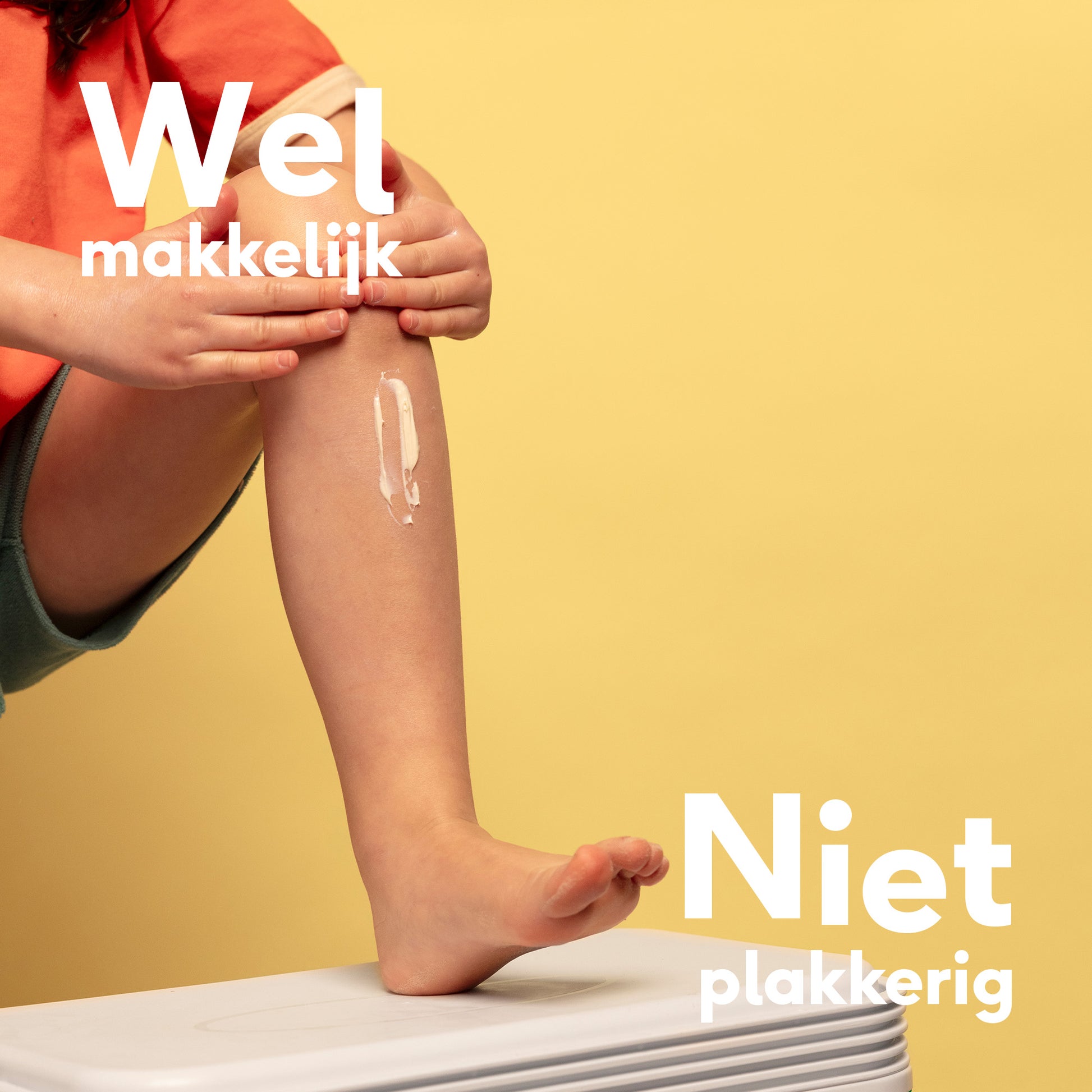 Naïf Kids zonnecrème SPF50 wordt aangebracht op de huid van een kind