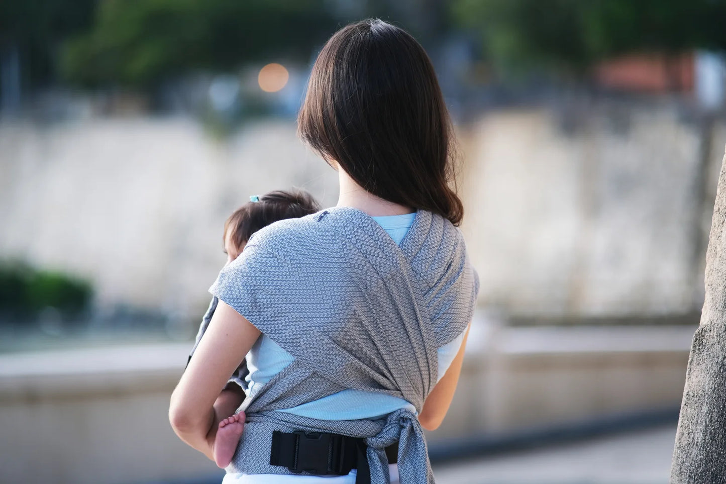 Neko Slings Half Buckle Baby draagzak in Grey Diamond: in gebruik