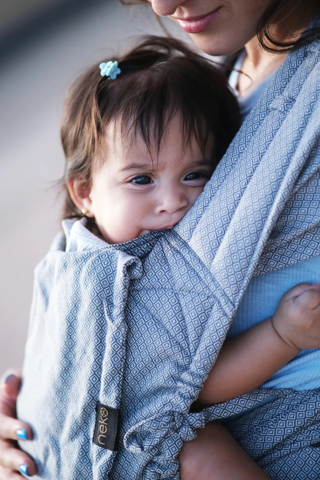 Neko Slings Half Buckle Baby draagzak in Grey Diamond: close-up van de gespen