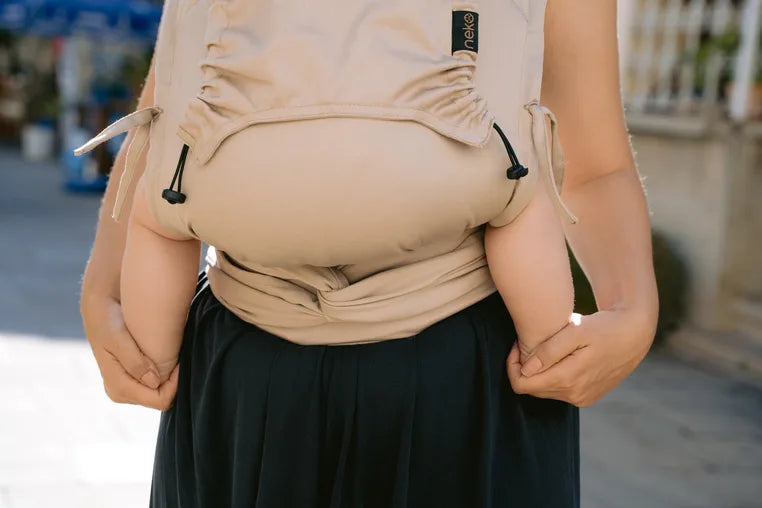 Neko Slings Half Buckle Baby draagzak in Pebble: in gebruik