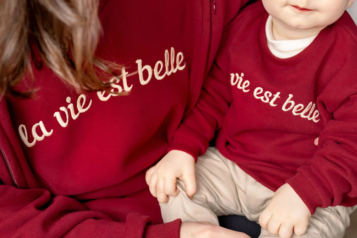 Limky sweater La Vie Est Belle in bordeaux: matching met de kindersweater