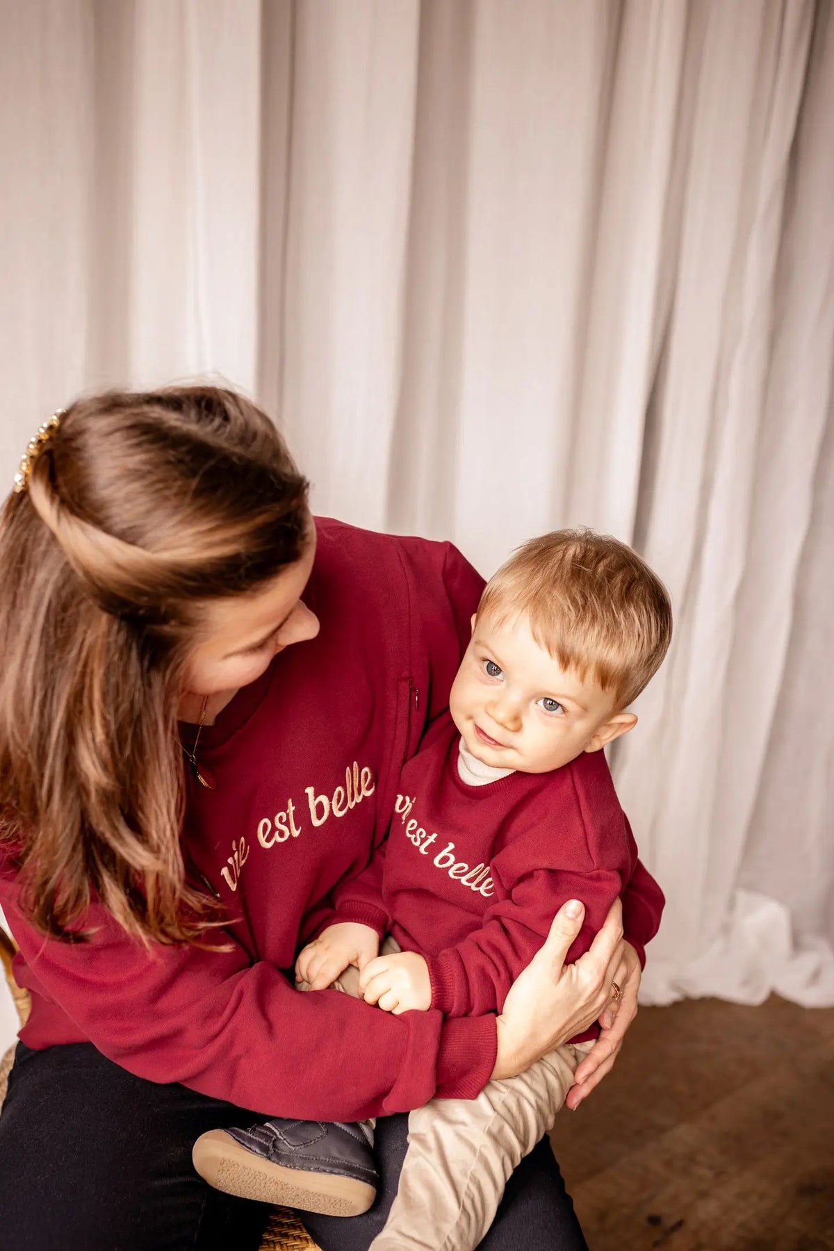 Limky kindersweater La Vie Est Belle in bordeaux: matching met mama