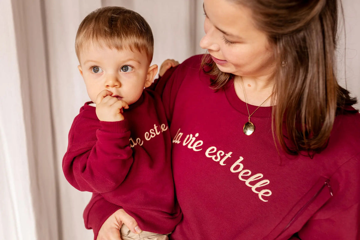 Limky sweater La Vie Est Belle in bordeaux: mama en kindje