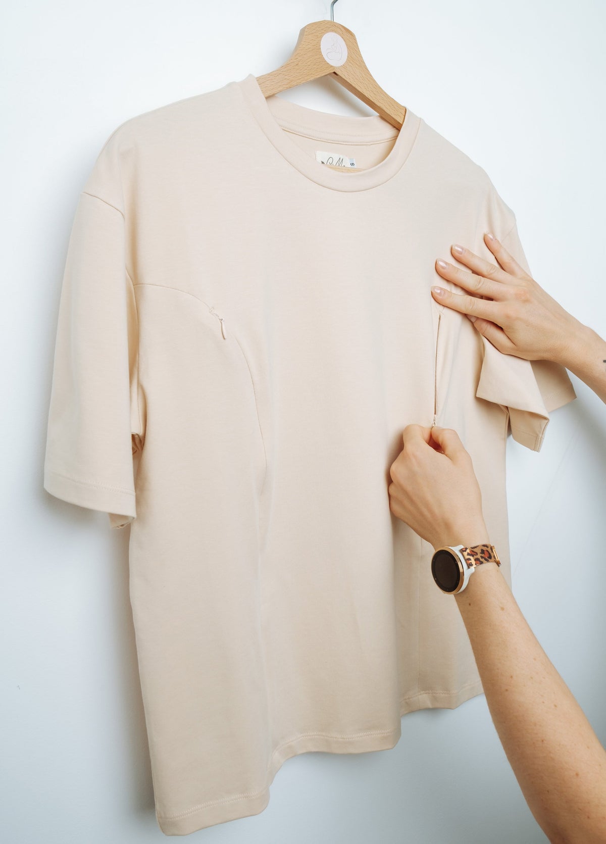 Camélia & Mimosa Lemonade oversized borstvoedings-T-shirt: detail ritsopening