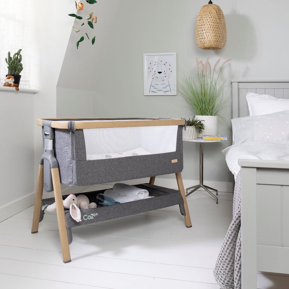 Tutti Bambini CoZee co-sleeper in Oak en Charcoal