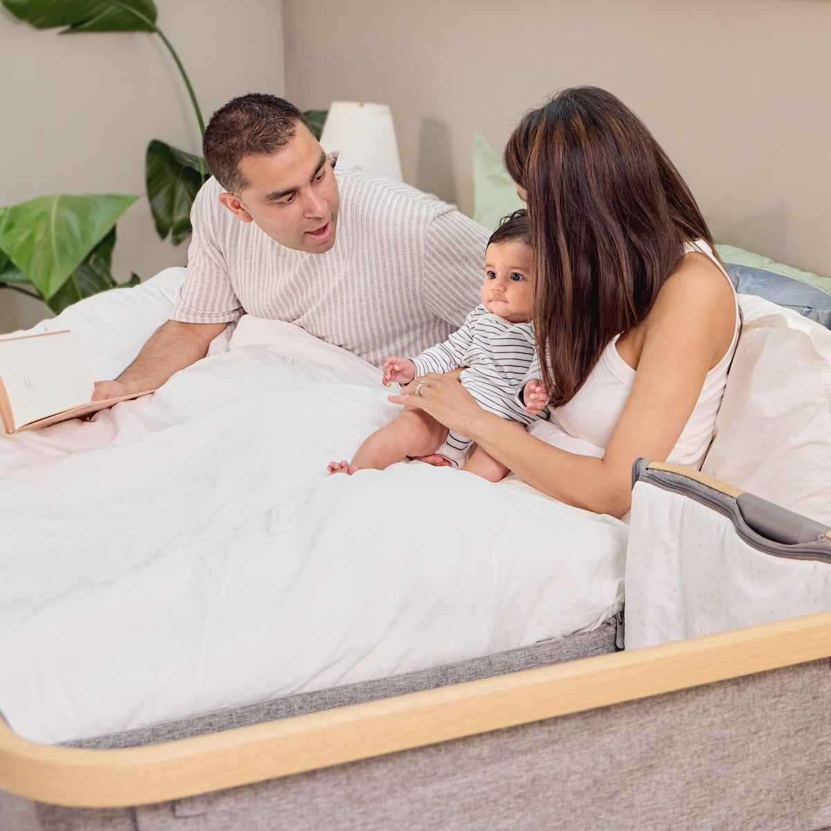 Tutti Bambini CoZee co-sleeper: baby slaapt vlak naast het bed van de ouders